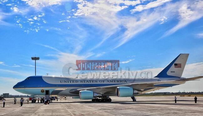 美国总统奥巴马乘坐的在空军一号缓缓降落在杭州萧山国际机场_副本