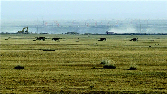 p74-内蒙古锡林郭勒盟天然草原，由于长期以来草原开垦超载放牧，草原承载力严重下降。CFP