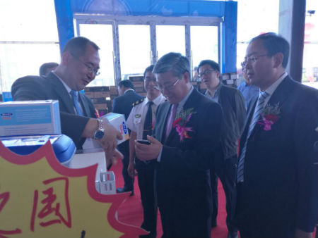 启动仪式结束后，李荣灿一行到甘肃（武威）国际陆港跨境电商全球直购体验中心观摩调研。