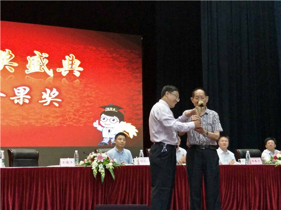 杂交水稻国家重点实验室首席科学家邓启云代表学生向袁隆平院士颁发金果奖（1）