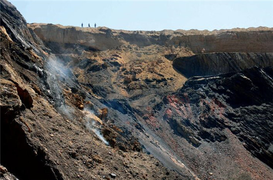 p50 2016年8月15日，内蒙古自治区阿拉善盟， 额济纳旗红柳大泉煤矿灭火工程被人点火造假燃烧，至少5年不熄。