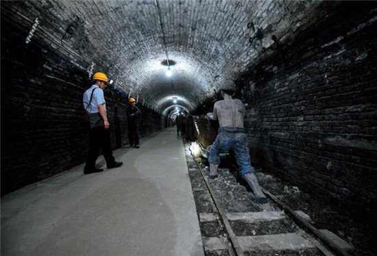 p50 已有110多年开采历史的山东潍坊坊子煤矿成了文化园。2016年5月14日，一名游客乘坐罐笼到达175米深处体验煤炭采掘过程。