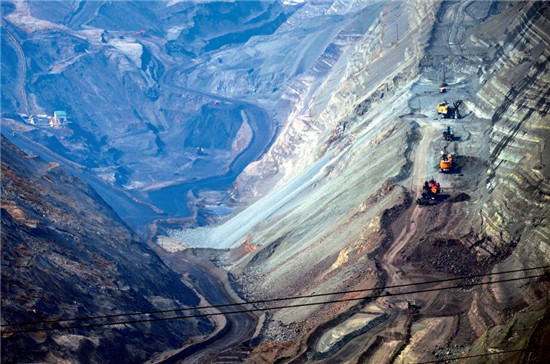 p51 2016年3月18日，辽宁抚顺矿业集团有限责任公司西露天矿震撼景观。该矿的开采与存废逐渐成为影响抚顺市环境保护和城市安全的一大难题。
