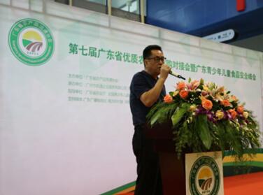 广东省农产品流通协会执行会长罗福明（左）