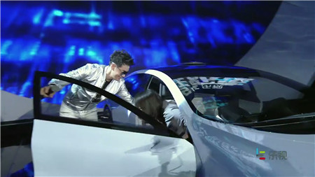 乐迷大使林志颖和洪荒少女傅园慧乘坐乐视超级汽车出场。