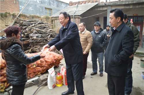 洛阳市政协副主席于建庄(右二)看望贫困户