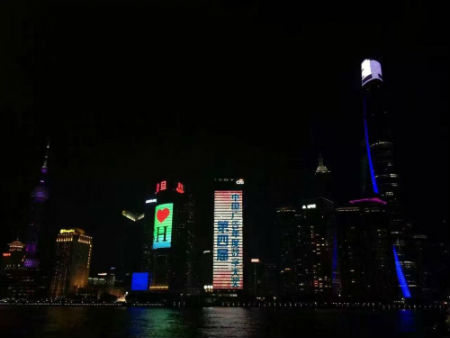 “第四届中国广告年度数字大奖正式启动”的字样惊艳地呈现在上海最中心——黄浦江东岸陆家嘴花旗银行的LED大屏上