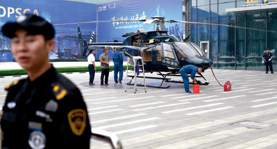 p33-1 9 月24 日，河南省洛阳市某楼盘442 ㎡ ～ 491 ㎡平层户型开盘，推出直升机带客户看房签约服务。
