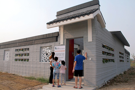 p33-2 日前，山东滨州苏式庭院3D打印别墅火爆网络。两栋别墅占地面积都是300 平米左右，打印成本大约每平米5000元。
