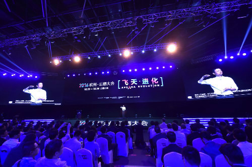 2016·杭州云栖大会共吸引了超过4万人报名参与，共计将举办450场主题峰会及分论坛。