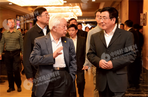 p10(2) 十一届全国人大常委会副委员长周铁农（左）与甘肃省省长林铎（右）亲切交谈、步入会场。