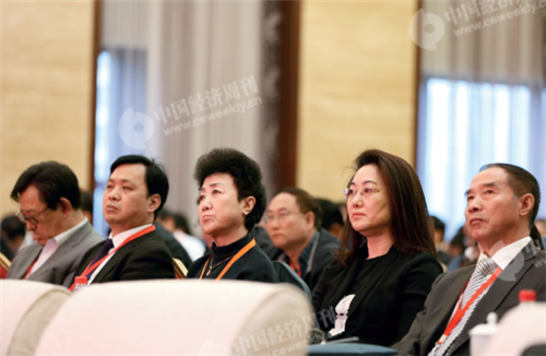 p12(6)《中国经济周刊》副总编辑杨眉（右二）与万达集团党委书记高茜（左三）、吉利集团党委书记陈文明（右一）在论坛现场。