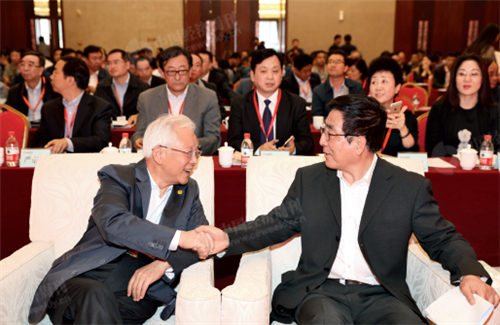 p20 十一届全国人大常委会副委员长周铁农（左）与甘肃省省长林铎（右）握手致意。