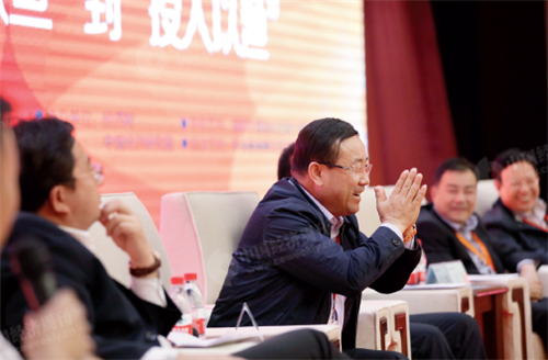 p60 东达蒙古王集团董事长赵永亮的扶贫开发经历和理念，赢得了现场观众的热烈掌声。