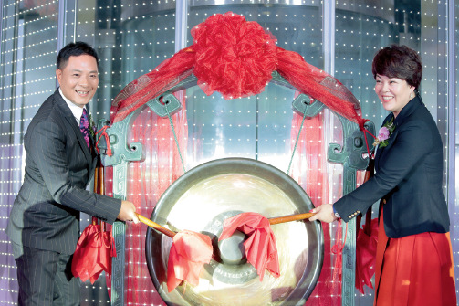 10月12日,来伊份董事长施永雷与总裁郁瑞芬女士出席上市仪式并敲锣.