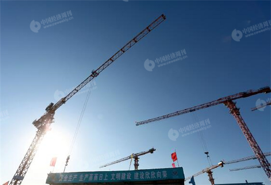 p37-2 2. 北京城市副中心建设工地上吊塔密集，这里所建楼宇将成为北京市政机关搬迁通州后的办公场地。