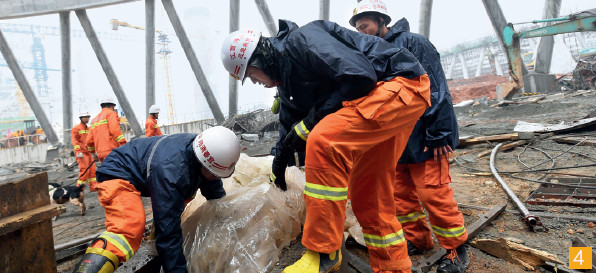 p41-3-共有四支安全生产专业救援队参与江西丰城发电厂“11·24”事故救援。CFP