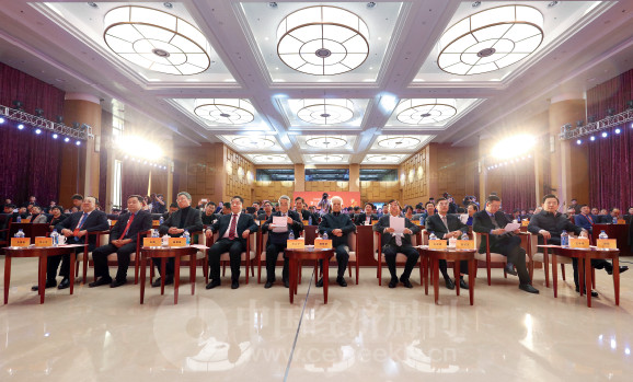 p6 12 月3 日，由人民日报社、工业和信息化部共同指导，人民日报社中国经济周刊、工信部工业互联网产业联盟联合主办的第十六届中国经济论坛在北京举行。
