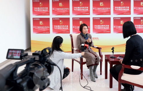 p15(5)董明珠在论坛现场接受《中国经济周刊》专访