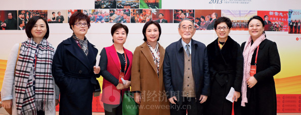 p15(1)杭州女企业家协会部分代表与厉以宁教授合影