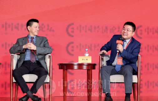 p66 龙元建设集团副董事长、总裁赖朝晖与北京源通热力有限公司董事长许心敏在对话现场互动交流。