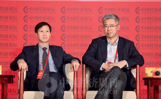 p73 东土科技董事长李平与曙光云计算总裁关宏明在对话现场。