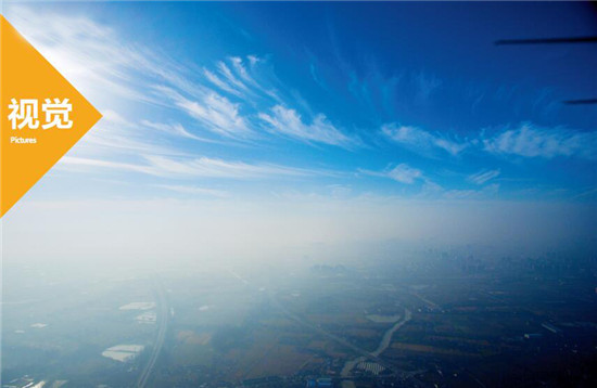 p48-1 2016年12月5日，江苏省扬州市，天气晴好，无人机在500米空中拍到的雾霾和蓝天白云分界线。