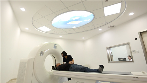 在微医全科中心影像科里，患者躺在仪器上仰头就能看到蓝天白云，可以大大舒缓紧张的心情。