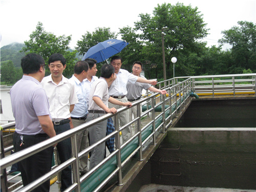 六安市人大常委会副主任薛建宏(右二)在金安区区长霍绍斌(左二)等陪同