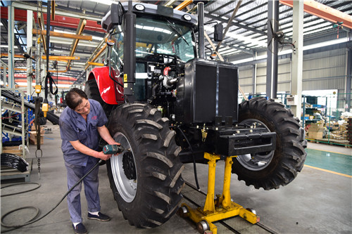 洛世英机械生产的高性能深耕松土拖拉机畅销全国各地