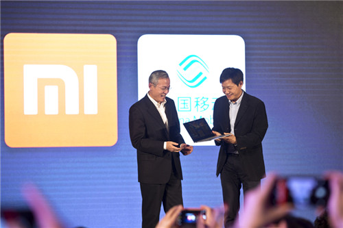 小米科技董事长兼CEO雷军（右）与中国移动副总裁沙跃家