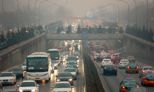 p85 12月20 日，北京遭遇了今年入冬以来最严重的雾霾，局地能见度不足50 米。 《 中国经济周刊》视觉中心 首席摄影记者 肖翊I摄