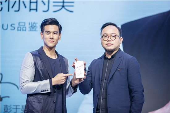 vivo X9Plus售价为3498元，12月30日10时正式开售。vivo X9系列手机代言人彭于晏出席并分享了他的X9Plus使用心得。