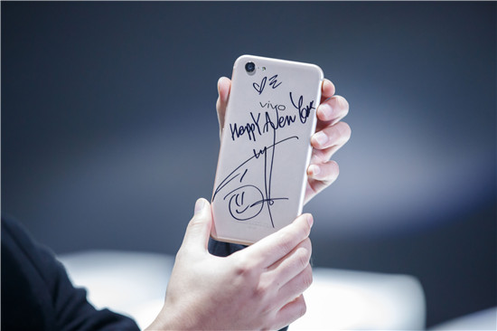 彭于晏送出对大家的新年祝福并将祝福印刻在X9Plus手机上。