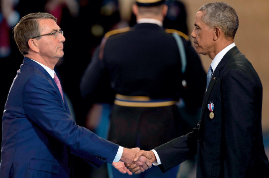 p45 美国总统奥巴马（右）和国防部长卡特在欢送仪式上握手。