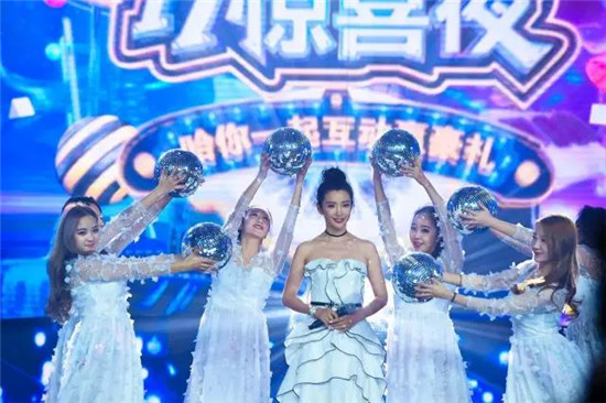 “惊喜女神”的李冰冰为年度播主三强颁奖