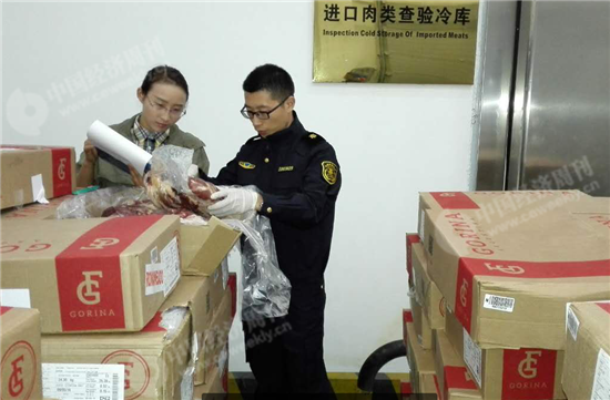 重庆两路寸滩检验检疫局的工作人员正在对进口货物进行检验检疫  张晓峰摄