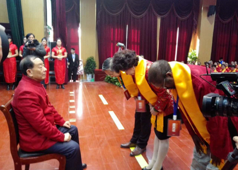 国医大师唐祖宣和他的爱徒代表王静、陈少挺、迪亚拉演绎中医传统师承仪式
