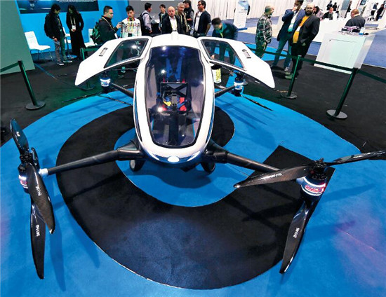 P52 中国无人机生产厂商亿航生产的自动驾驶飞机“亿航 184”在展会中出尽风头，占据了飞行器展区的中心位置。
