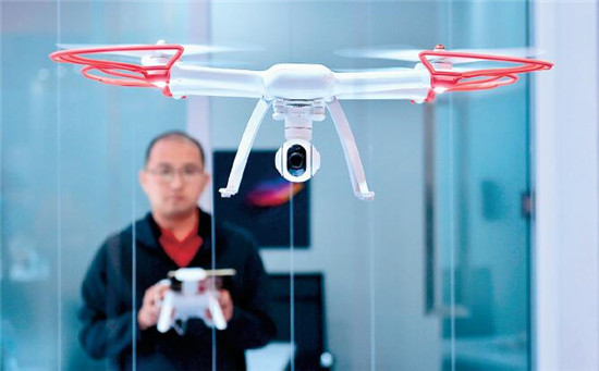 P53 小米公司展出的带有4K UHD相机的Mi Drone无人飞行器，成为该展台的明星产品。