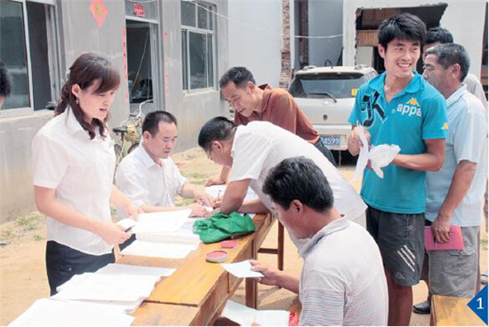 p70 山东沂南农商银行工作人员将办公室搬到村里，集中为贫困农户评级授信
