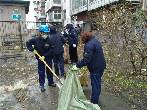 秦皇岛港务局员工到小区清理垃圾