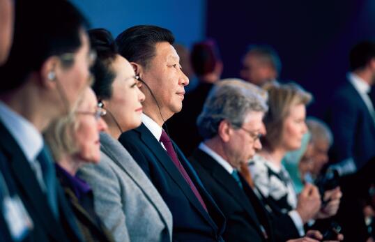 21 1 月17 日，国家主席习近平在瑞士达沃斯国际会议中心出席世界经济论坛2017 年年会开幕式，并发表题为《共担时代责任共促全球发展》的主旨演讲。达沃斯官方图库