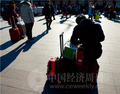56 小陈，在廊坊务工，从北京站转车回东北。“行李几乎全是礼物，都是些吃的。不好意思啊，记者同志，我没什么创意。”