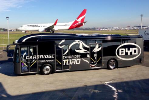 在悉尼机场测试期间的“黑金刚”版比亚迪电动巴士