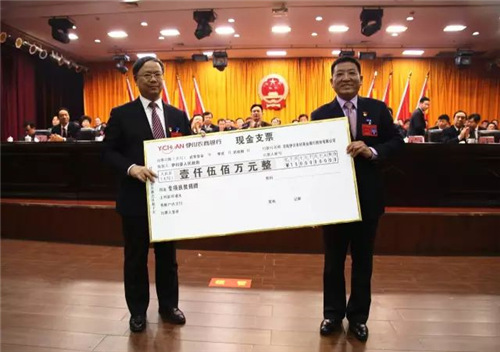 伊川县人民政府县长李君（左）同康凤利董事长交接捐赠支票