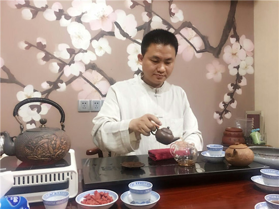 深圳市春夏秋冬老茶文化中心负责人、资深老茶品鉴专家吴炯耀先生