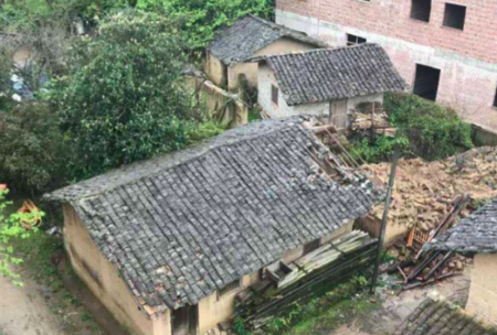被损坏的樟坊村村民明经国的老房子
