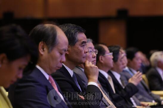 27-1 香港特区行政长官梁振英在会场上沉思。