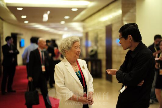 28-2 中国人民银行前副行长吴晓灵（左）、中金公司前总裁朱云来在场外交谈。